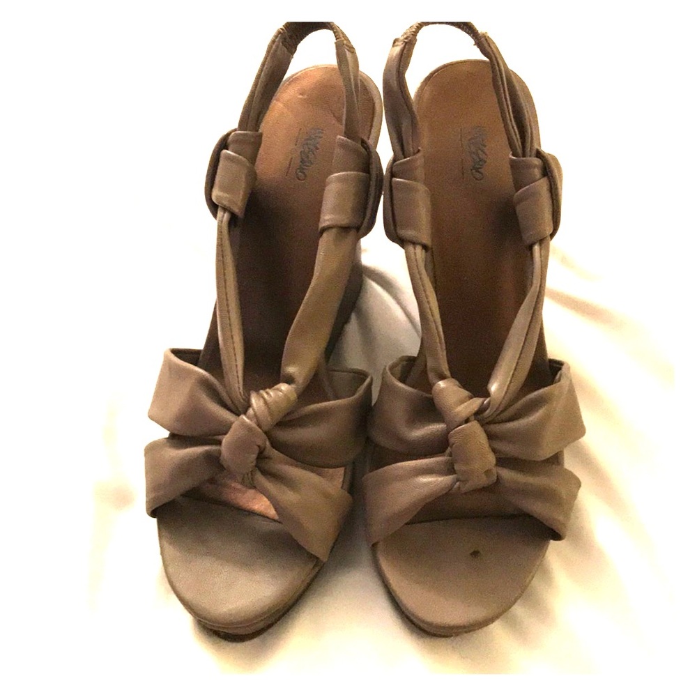 7 1/2 Khaki/Dark Taupe leather wedges AVG/GOOD